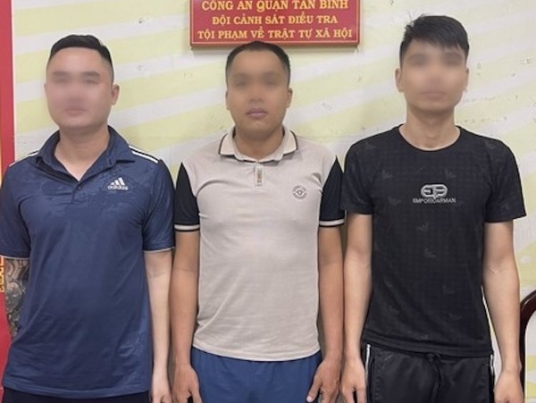 Cho vay lãi suất cắt cổ rồi rải tờ rơi, ném trứng thối đòi nợ
