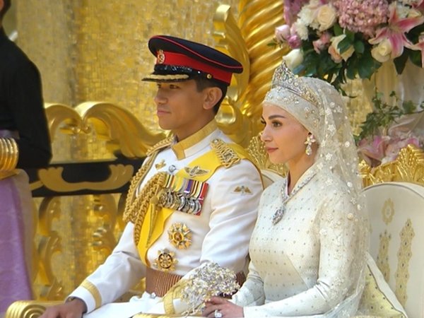 Loạt ảnh đám cưới Hoàng tử Brunei: Cặp đôi hoàng gia trao ánh mắt ngọt ngào trước sự chứng kiến của hàng nghìn người dân