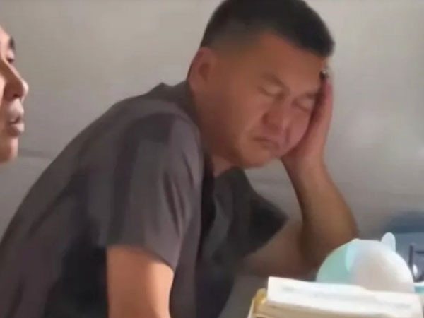 Đi họp phụ huynh cho con, ông bố bỗng nổi tiếng khắp mạng xã hội: Chăm chỉ cả năm không ai thấy, một lần ngủ gật cả nước hay!