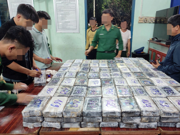 Gần 300 gói ma túy trôi dạt ở bờ biển Quảng Ngãi