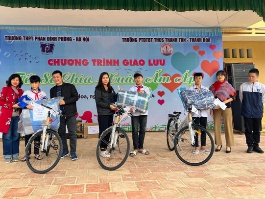 Ấm áp những phần quà Tết sớm gửi trao tới học sinh khó khăn ở Thanh Hóa