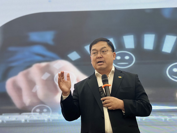 Từ chuyện nhà máy VinFast dùng robot nhiều hơn người, ông Hoàng Nam Tiến chỉ ra viễn cảnh đáng sợ: 1/2 số giáo viên, bác sĩ, kiểm toán... sẽ mất việc