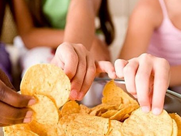 Ăn bim bim và mỳ cay, 2 cháu bé bị co giật