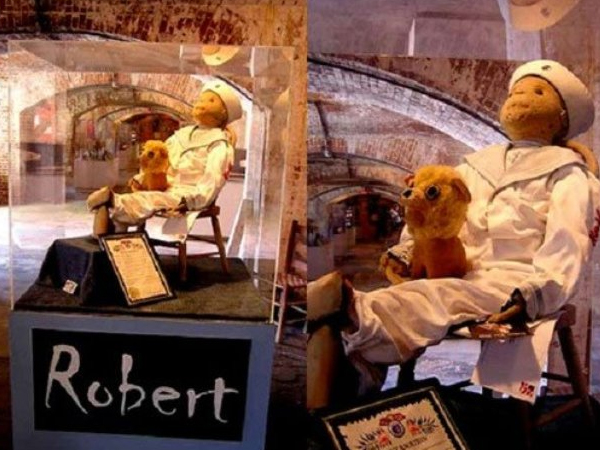 Những bí ẩn về Robert, búp bê biết nghiêng đầu đồng ý cho du khách chụp ảnh