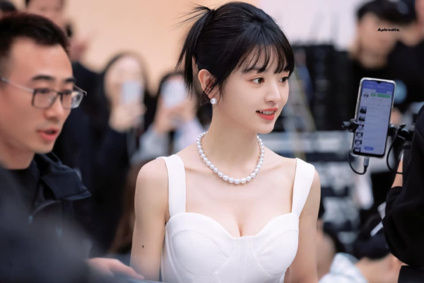Không chỉ sở hữu khung cơ thể hoàn hảo, mỹ nhân xứ Trung còn có vòng 1 tự nhiên hút mọi ánh nhìn
