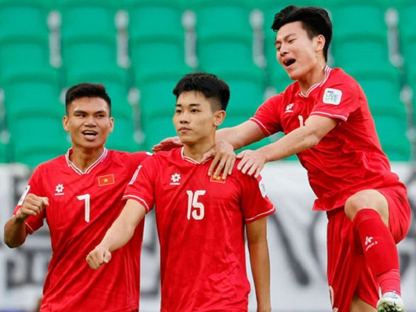 Tuyển thủ Việt Nam xuất hiện trên trang chủ Ngoại hạng Anh, người hâm mộ kêu gọi MU và Chelsea vào cuộc