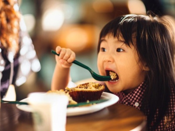 Bé 8 tuổi bất ngờ bị suy thận do thường xuyên ăn món trẻ em nào cũng thích