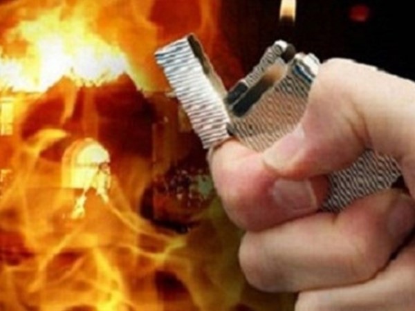 Người phụ nữ tạt xăng đốt 'tình trẻ' rồi tự tử