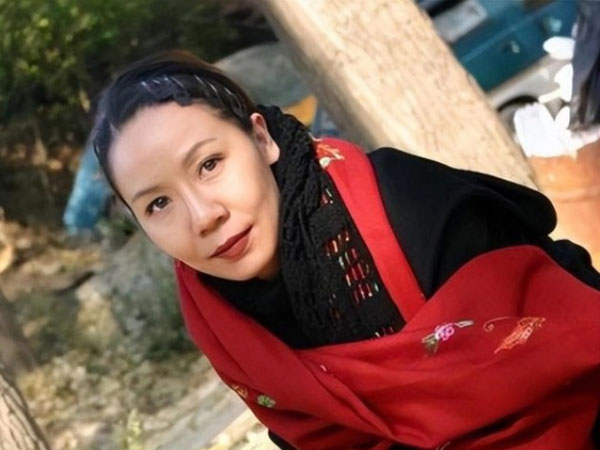 Nữ diễn viên xấu nhất showbiz đổi đời vì nhan sắc 'lạ', được chồng giàu theo đuổi, giờ ngồi trên 34.000 tỷ