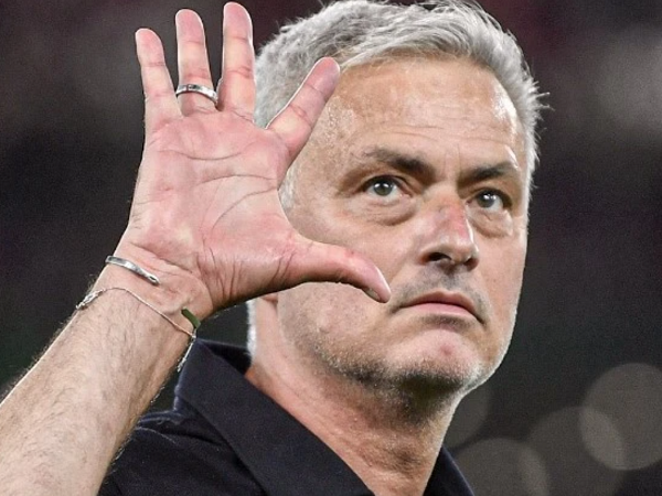 SỐC: Roma sa thải Mourinho, sự đáng sợ của 'lời nguyền mùa thứ 3'