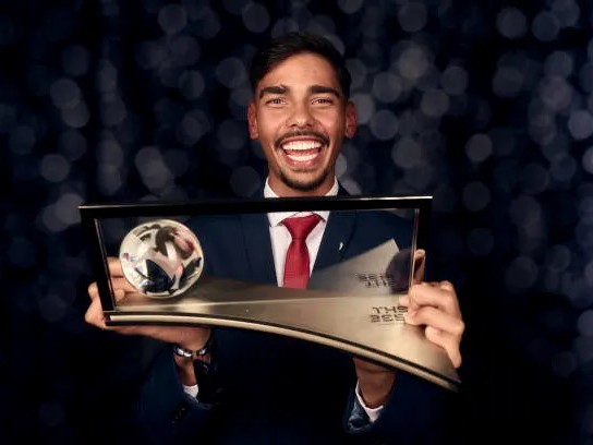 Chiêm ngưỡng cú tung người móc bóng ngoạn mục giành giải FIFA Puskas 2023