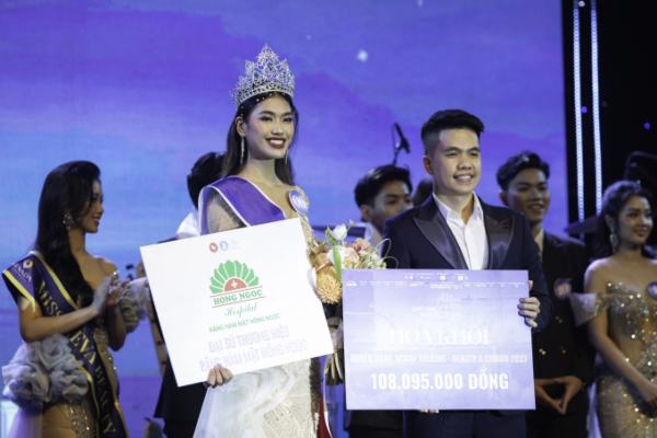 Nhan sắc đời thường '10 điểm không có nhưng' của tân Hoa khôi Ngoại thương 1m79 vừa đăng quang