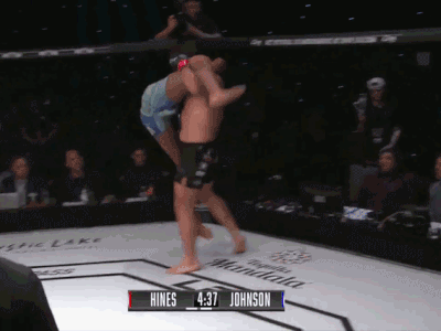 Võ sĩ Mỹ tung đòn 'bẻ càng' cực hiểm, thắng knock-out ấn tượng
