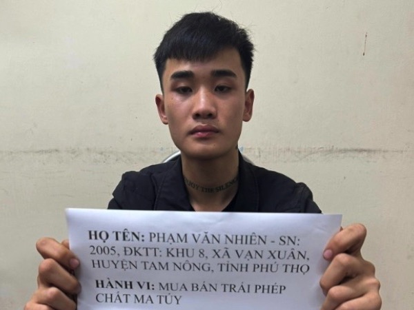 Bắt quả tang đối tượng chuyên bán ma tuý 'cỏ' cho học sinh