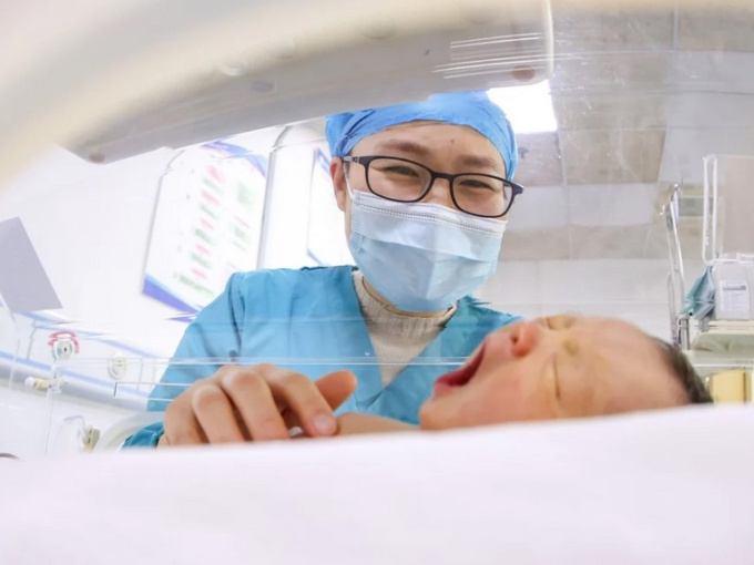 Dân số Trung Quốc giảm năm thứ hai liên tiếp, tỷ lệ sinh xuống thấp kỷ lục