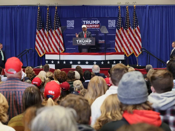 Ông Donald Trump khởi đầu thuận lợi