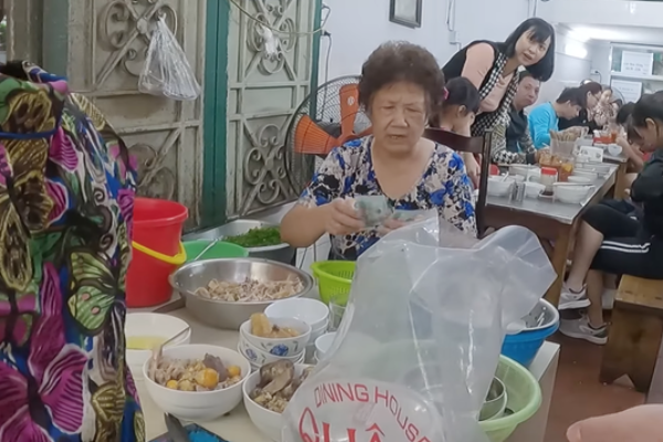 Cũng đi review quán phở Hà Nội và bị chủ quán 'cằn nhằn' nhưng YouTuber này có trải nghiệm khác hẳn