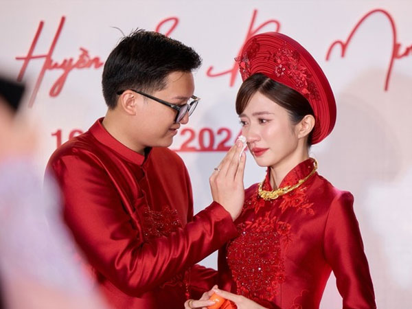 Ngọc Huyền 'Thương Ngày Nắng Về' được chồng lau nước mắt trong lễ ăn hỏi, vóc dáng chú rể là 'bản sao' Chí Trung