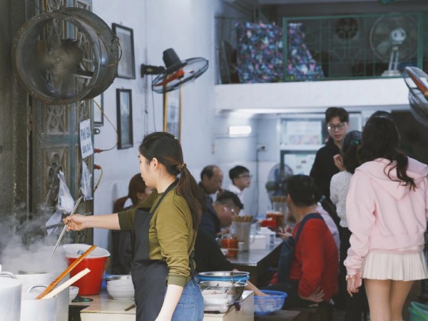 Hàng phở gà Lâm đang hot rần rần trên MXH: Tồn tại hơn 50 năm, ấn tượng đặc biệt bởi thịt gà và bánh phở