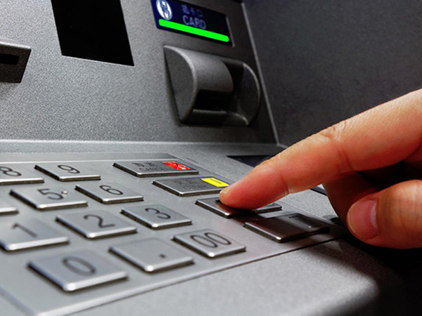 Năm hết Tết đến, rút tiền tại cây ATM bị nuốt thẻ phải làm sao để lấy lại nhanh nhất?