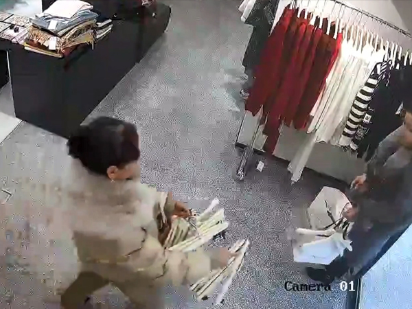 Ngán ngẩm với hành vi của hai nữ khách hàng vào mua quần áo