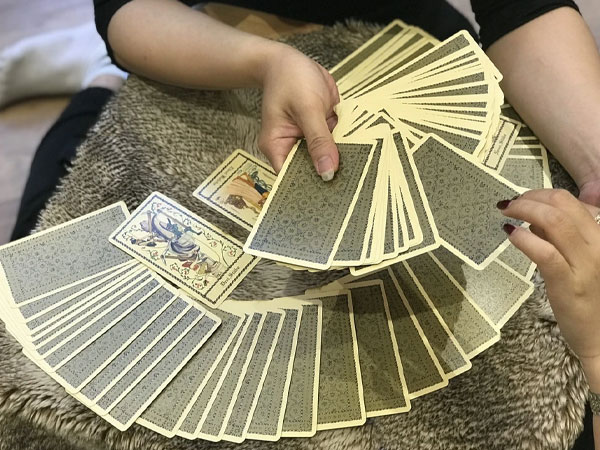 Vì sao nhiều người thích xem bói? Mục đích của việc 'xem bói' là gì?