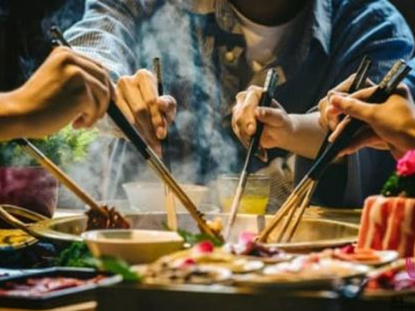 Làm thế nào để khử mùi lẩu ám trên quần áo sau khi ăn?