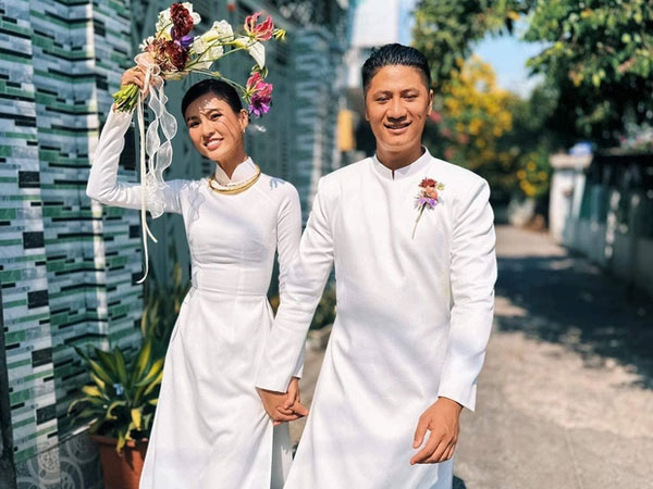 Cao Thiên Trang hôn đắm đuối ông xã kín tiếng trong lễ vu quy
