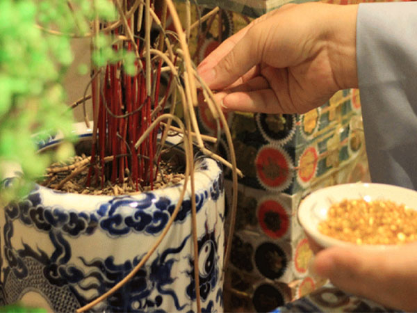 Dọn dẹp ban thờ lỡ làm xê dịch bát hương liệu có 'gặp họa'? 7 lỗi NHẤT ĐỊNH KHÔNG ĐƯỢC PHẠM kẻo mất đi sự tôn nghiêm và thiêng liêng nơi tâm linh