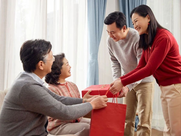 Bí mật sau món quà Tết nhờ chồng mua tặng bố mẹ vợ khiến người phụ nữ nghĩ đến việc ly hôn