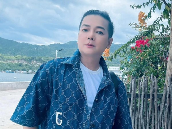 Nam ca sĩ Việt cưới vợ hơn 8 tuổi, 30 năm không có con vẫn tình tứ hôn nhau mỗi ngày, tuổi U60 trẻ trung