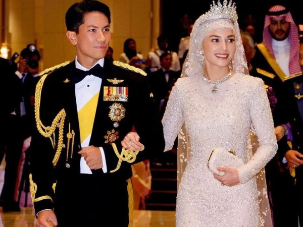 Hoàng tử Brunei khoe loạt ảnh chưa từng thấy hậu đám cưới, lộ khoảnh khắc 'xả vai chú rể' bên cạnh vợ cực đáng yêu