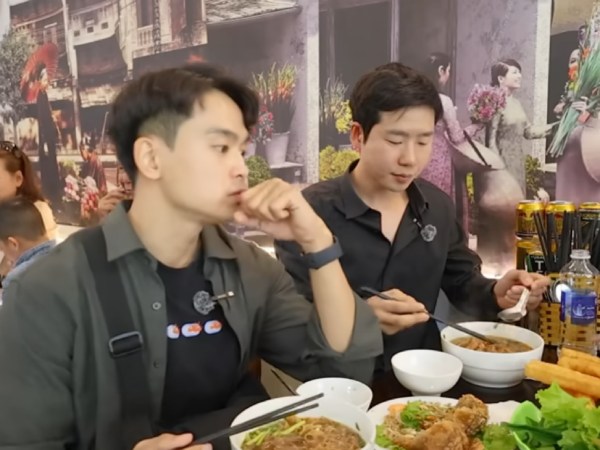 Khách Hàn Quốc đi foodtour 'mê không lối thoát', 'ăn sập' món ngon ở Hải Phòng