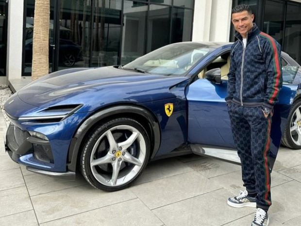 Ronaldo vung tiền tậu siêu xe trị giá 12 tỷ, mặc luôn đồ hiệu để 'flex' cùng