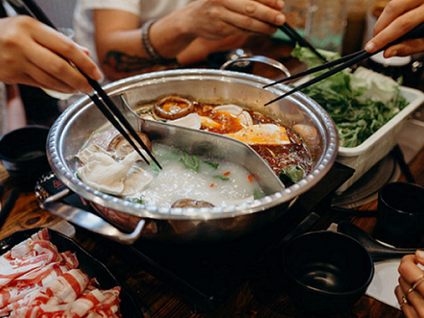Đang ăn lẩu, nam sinh phải đi cấp cứu vì tai nạn bất ngờ