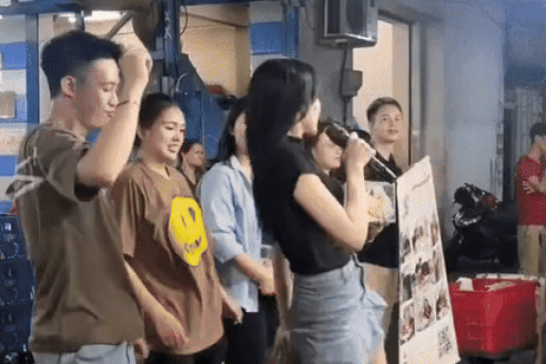 'Quẩy' cực sung trong quán bar, hot girl ngay lập tức được săn info