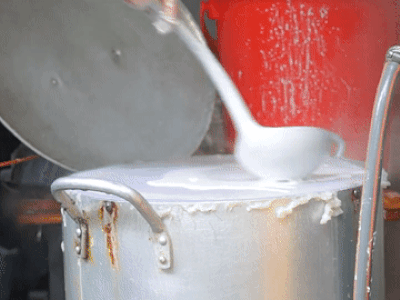 Bánh cuốn nóng hổi nhiều nhân, khách ngồi chật kín, cô chủ làm không ngơi tay