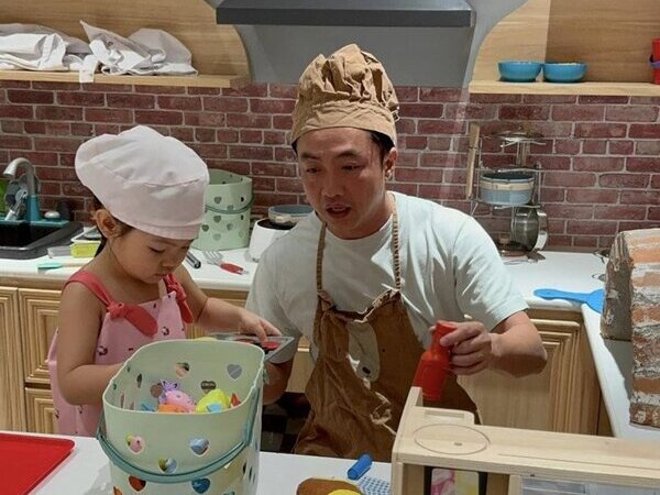 Cường Đô La lộ khoảnh khắc 'về nhà làm cá con' trước mặt vợ, 'xả vai' chủ tịch vì ái nữ