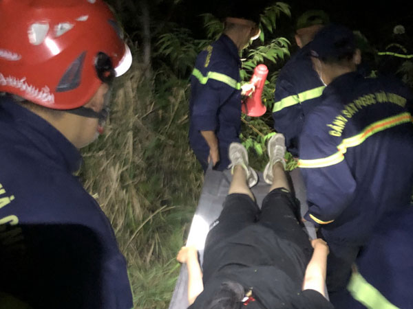 Xuyên đêm cứu nạn hai du khách kiệt sức trên núi Cô Tiên