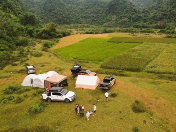 Hang động xuyên núi cách Hà Nội 170km, du khách đổ về cắm trại đổi gió cuối tuần