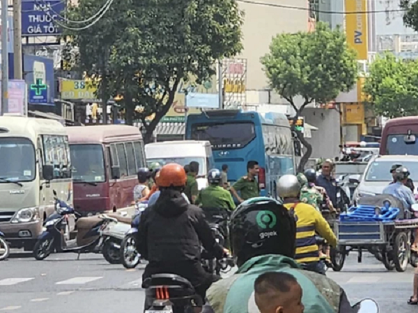 Công an phong tỏa một quán bar ở quận Tân Phú
