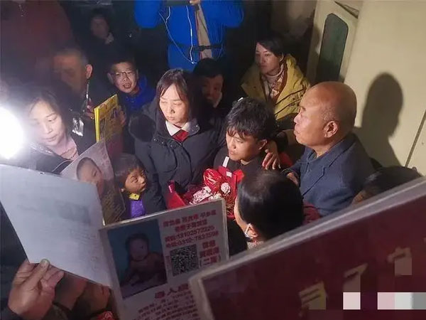 Lơ là 10 phút đã mất con trai, vợ chồng nghèo quyết trở thành tỷ phú để tìm con: 25 năm sau gia đình đoàn tụ theo cách không ai ngờ