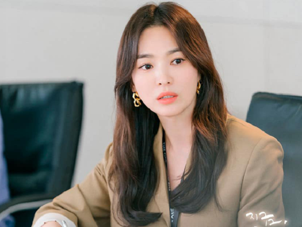 Kiểu tóc của Song Hye Kyo: Xoăn nhẹ bồng bềnh, buộc hay búi gọn đều đẹp tựa nàng thơ