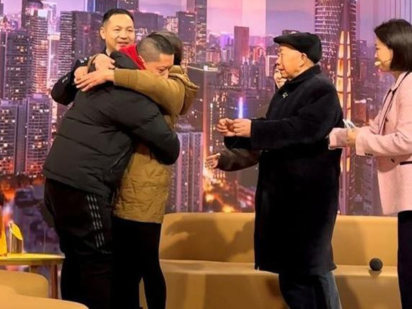 37 năm nghĩ mình bị bỏ rơi được nhặt về, người đàn ông vỡ oà trước sự thật về cha mẹ nuôi