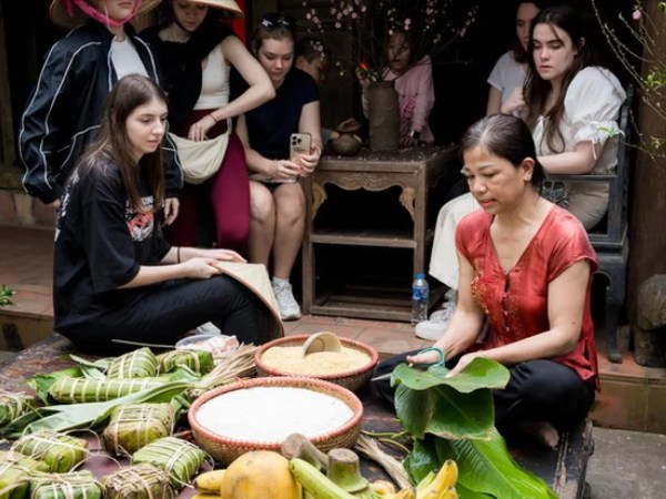 Chợ Tết hút khách ta lẫn khách Tây