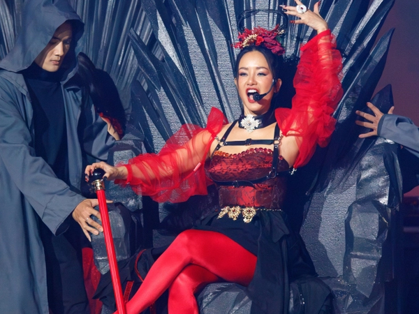 Diva Hồng Nhung: 'Mấy đứa lùn mới sợ nốt cao chứ mình cao thì sợ gì!'