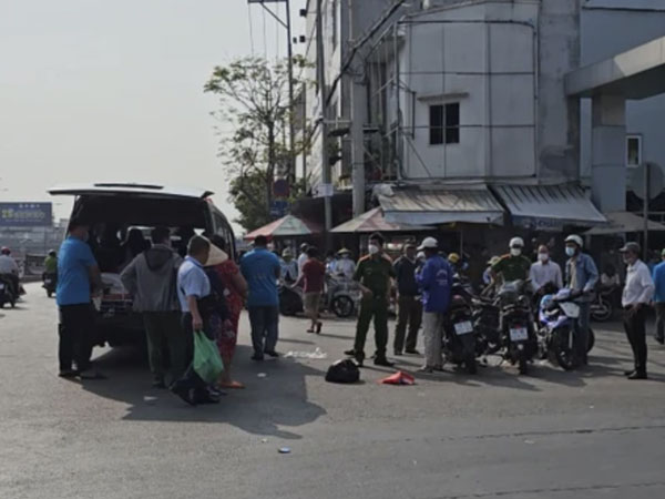 Người đàn ông gục chết trước cổng bến xe