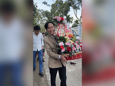 Bà hàng xóm chua ngoa nhất 'Tóp Tóp' bất ngờ cưới vợ, cô dâu xinh đẹp vừa tròn 20 tuổi