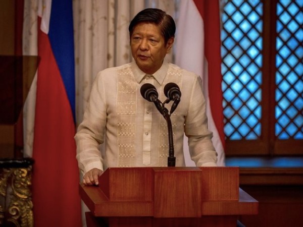Tổng thống Philippines bị chỉ trích vì dùng trực thăng đi xem nhạc