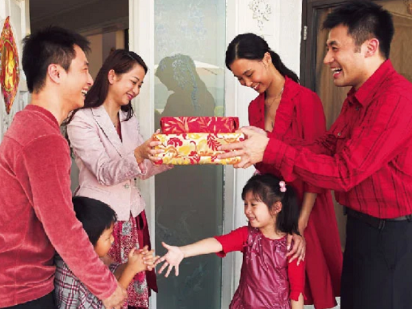 Năm Giáp Thìn 2024, gia chủ nên chọn người xông đất tuổi nào để cả năm may mắn, tài lộc dồi dào?